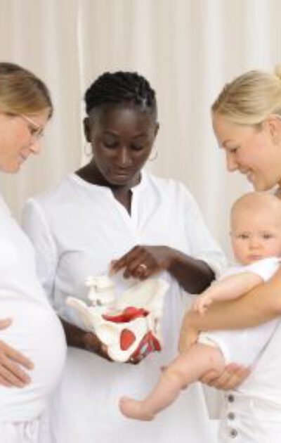 Beckenboden wird von Juliana Afram einer Schwangeren und Mutter mit Baby erklärt